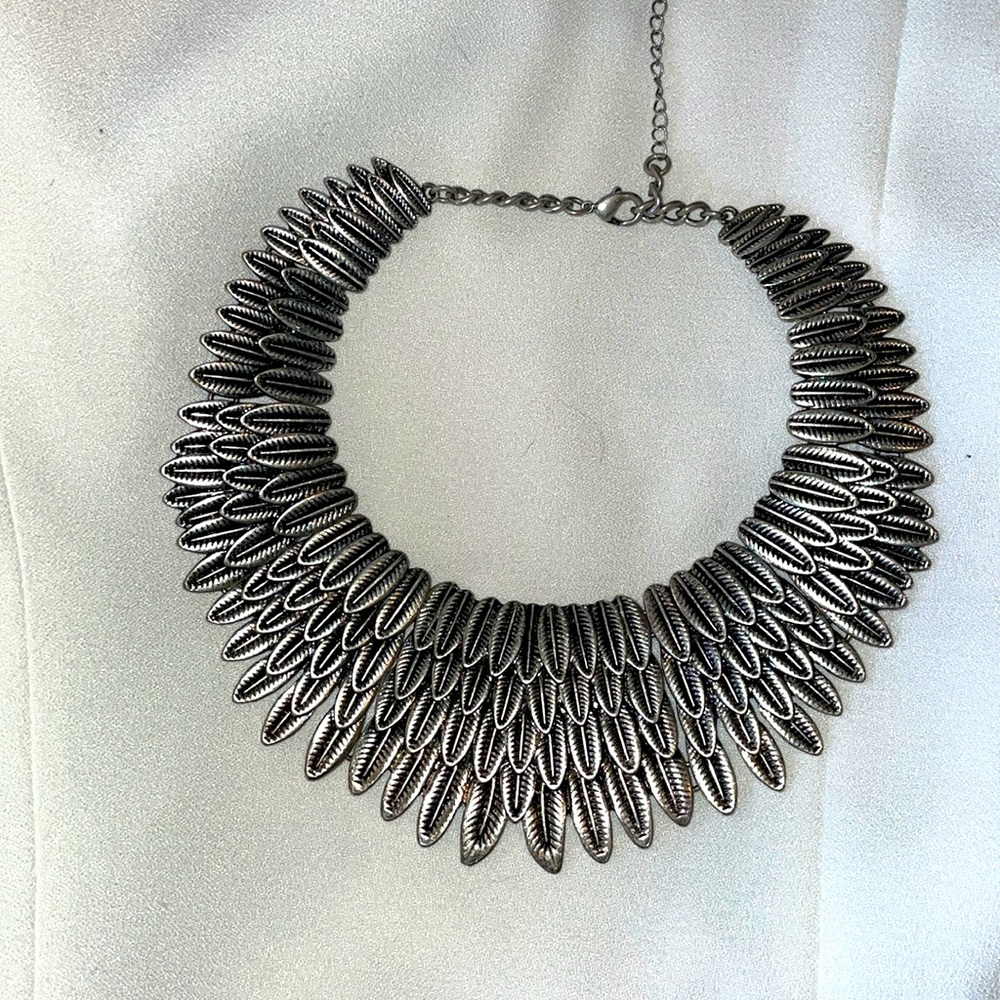 Women’s feathered chocker necklace